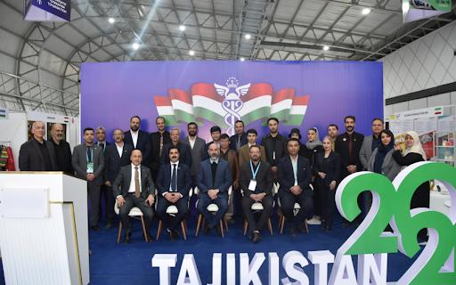 عکس یادگاری رسمی هیئت پزشکان و مقامات در پاویون سلامت تاجیکستان ۲۰۲۵